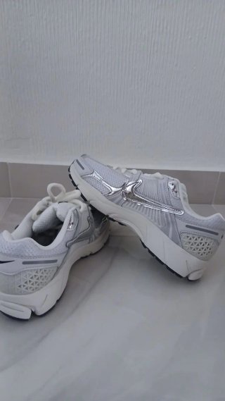 Zapatillas Nike Vomero 5 Mujer Plata y Blanco
