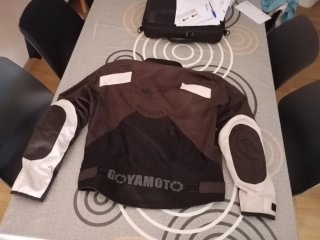 Chaqueta de moto negra y blanca