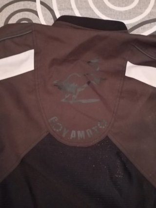 Chaqueta de moto negra y blanca