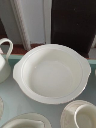 Vajilla de porcelana beige y blanca