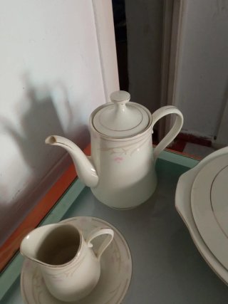 Vajilla de porcelana beige y blanca