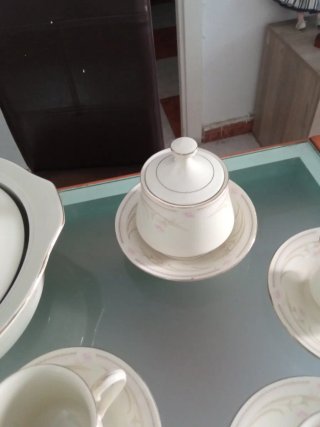 Vajilla de porcelana beige y blanca