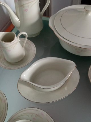 Vajilla de porcelana beige y blanca