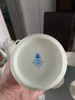 Vajilla de porcelana beige y blanca
