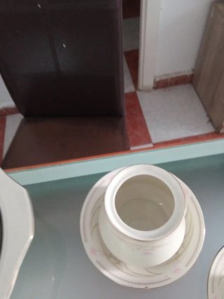Vajilla de porcelana beige y blanca