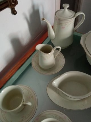 Vajilla de porcelana beige y blanca