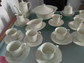 Vajilla de porcelana beige y blanca