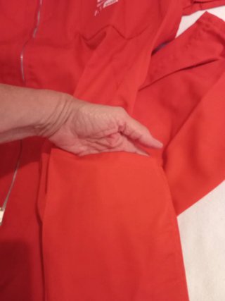 Mono de trabajo rojo