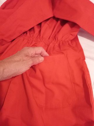 Mono de trabajo rojo