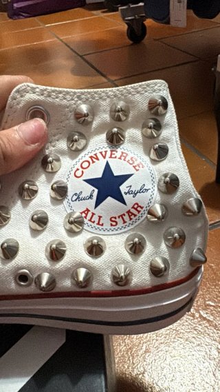 Converse personalizzate borchie argento bianche.