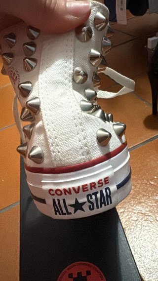 Converse personalizzate borchie argento bianche.