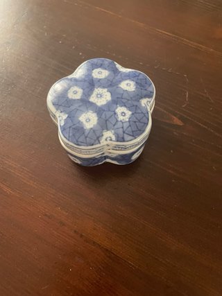 Caja de cerámica con diseño floral