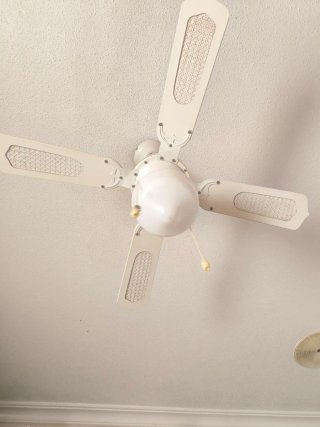 Ventilador de techo blanco