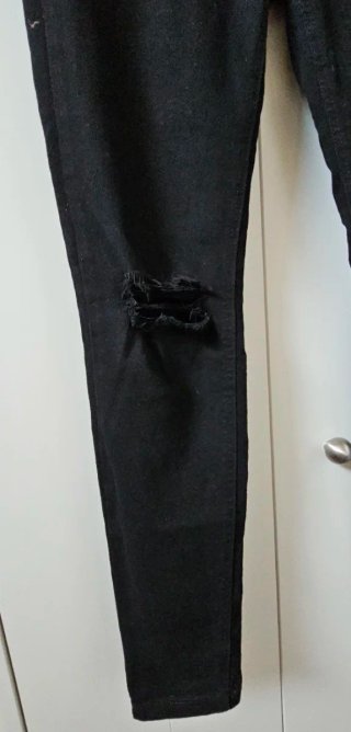 Pantalón pitillo Bershka 34 talle alto desgarrado