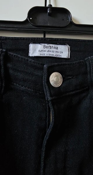 Pantalón pitillo Bershka 34 talle alto desgarrado