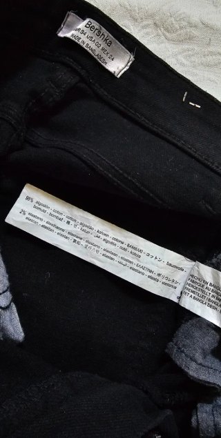Pantalón pitillo Bershka 34 talle alto desgarrado