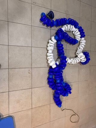 Corchera de piscina azul y blanca