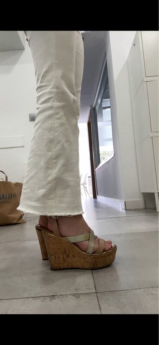 Sandalias Guess Cuña Marrón Claro
