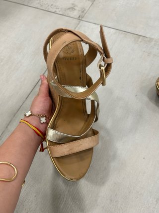 Sandalias Guess Cuña Marrón Claro