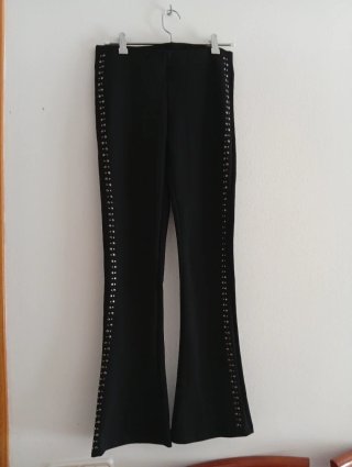 Pantalones negros acampanados con tachuelas