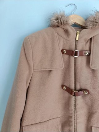 Abrigo trenca beige con capucha y pelo