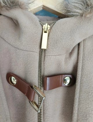 Abrigo trenca beige con capucha y pelo