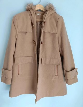 Abrigo trenca beige con capucha y pelo