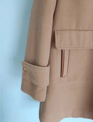 Abrigo trenca beige con capucha y pelo