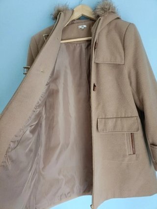 Abrigo trenca beige con capucha y pelo