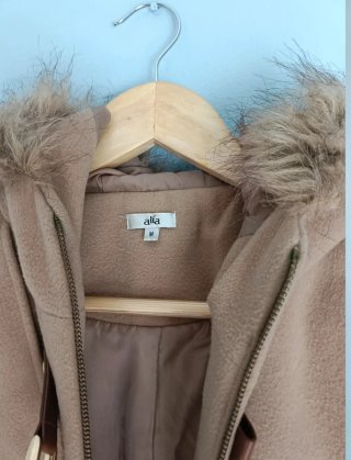 Abrigo trenca beige con capucha y pelo