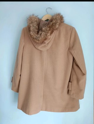 Abrigo trenca beige con capucha y pelo