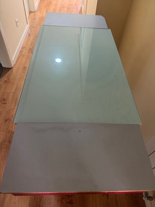 Mesa de comedor cristal y patas de metal