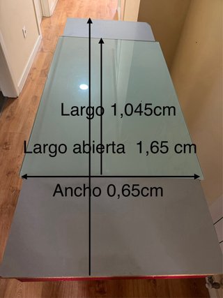 Mesa de comedor cristal y patas de metal