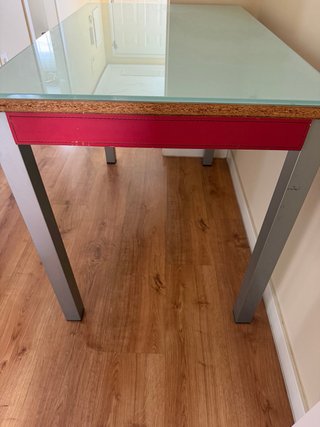 Mesa de comedor cristal y patas de metal