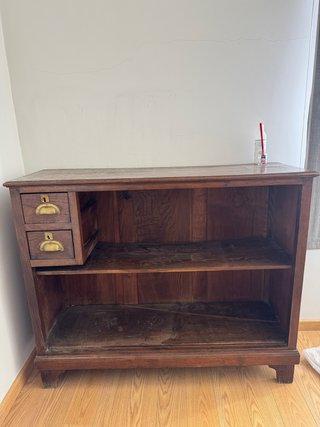 Cómoda antigua de madera con cajones