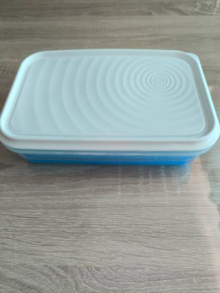 Caja para congelador con líquido azul