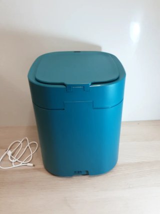Cubo de basura azul con tapa