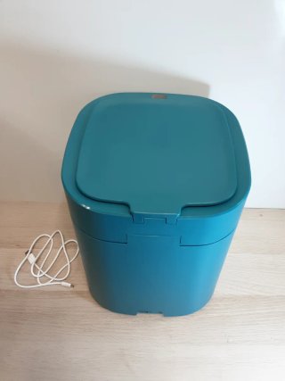 Cubo de basura azul con tapa
