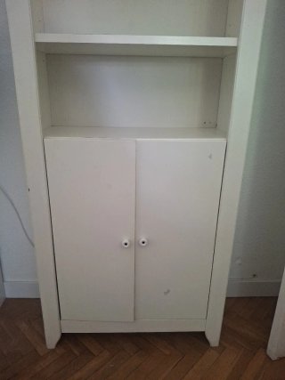 Estantería blanca con puertas