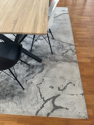 Alfombra salón gris y blanco