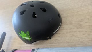 Patinete y Casco Negro
