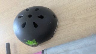 Patinete y Casco Negro