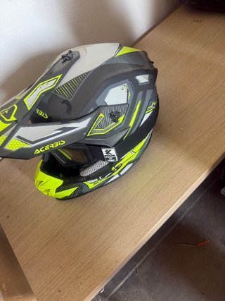 Casco de moto Acerbis con gafas