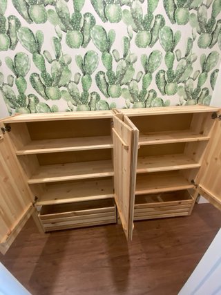 Mueble de madera con cajones.