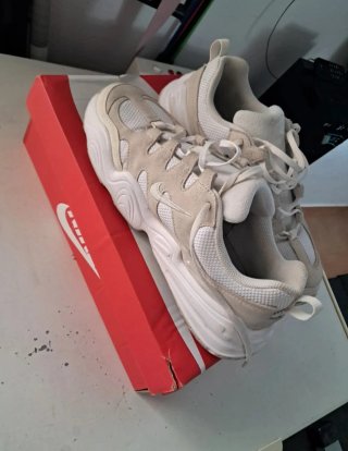 Zapatillas Nike Beige y Blancas
