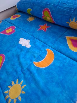 Dos edredones infantiles con estrellas y lunas