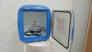 Mini nevera azul con detalle cromado