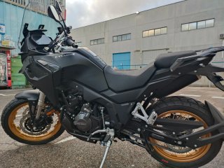 Moto CYCLONE 600RX Negra y Dorada