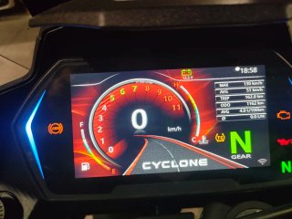 Moto CYCLONE 600RX Negra y Dorada
