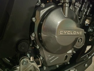 Moto CYCLONE 600RX Negra y Dorada